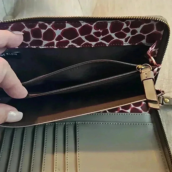 Anne Klein Taupe Wallet with Giraffe Print Lining And Multiple Pockets OS - Picture 9 of 11